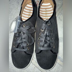 VIONIC suede Brinkley lace up sneakers size 9.5